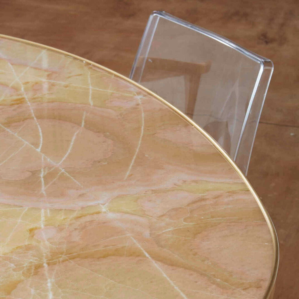 Close-up of the table's edge, reflecting the precision of the craftsmanship and the quality of the materials used.